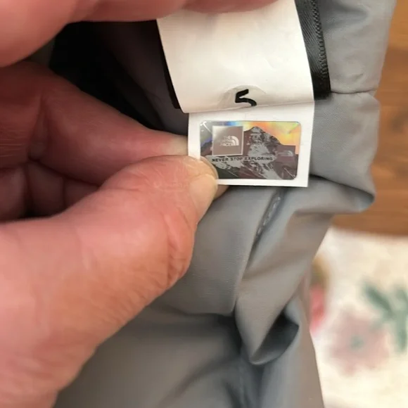 North Face NF0A2TDS Aconcagua 550 Goose Down Vest Women’s Medium Gray
B - Picture 7 of 15